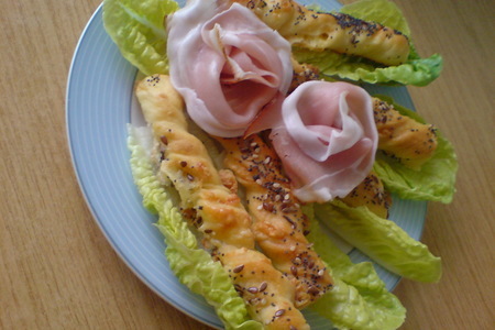 Фото к рецепту: Хлебные палочки с сыром и кунжутом