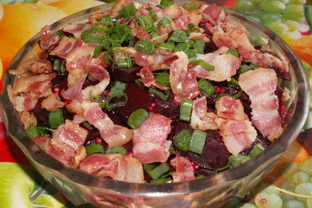Фото к рецепту: Салат из запечённой свеклы с беконом.