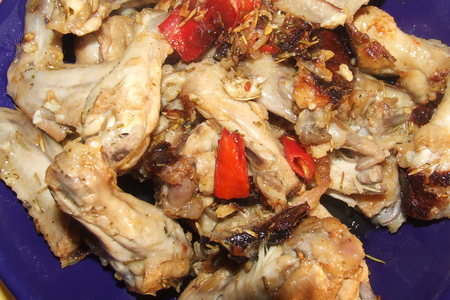 Фото к рецепту: Куриные крылышки маринованные и приготовленные на сковороде