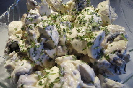 Фото к рецепту: Салат из сырых шампиньонов к шашлыку