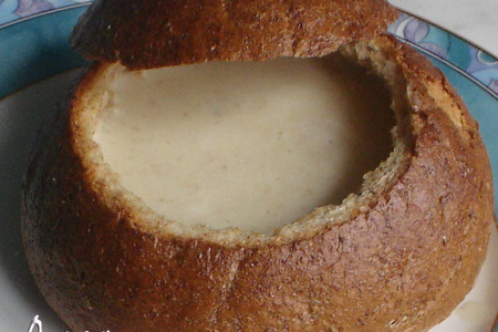 Фото к рецепту: Суп сливочно-чесночный  в хлебе