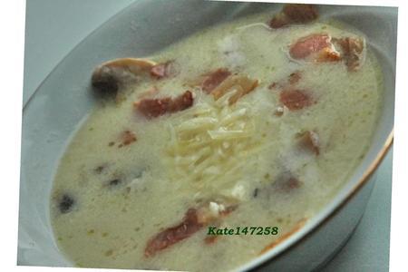 Фото к рецепту: Нежный грибной суп с беконом
