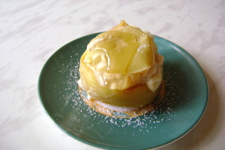 Фото к рецепту: Запеченное яблоко с творожно-ореховой начинкой