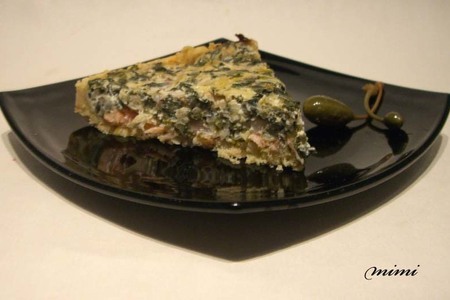 Фото к рецепту: Киш с копченым лососем, козьим сыром, шпинатом и пореем