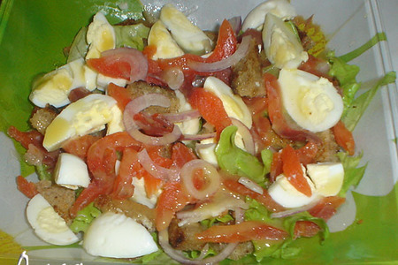Фото к рецепту: Салат с копченой рыбой и черным хлебом