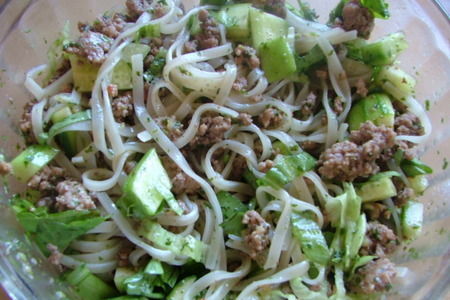 Фото к рецепту: Салат из рисовой лапши