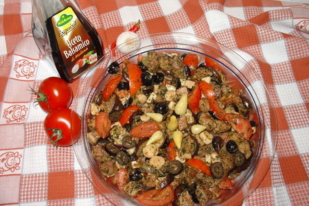 Фото к рецепту: Салат с мясом и печёнными баклажанами.
