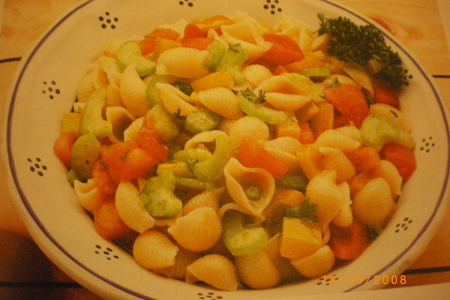Салат из макарон с овощами и ветчиной
