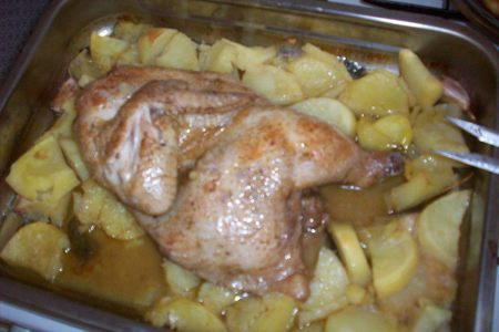 Фото к рецепту: Запеченная курица с кортофелем по испански