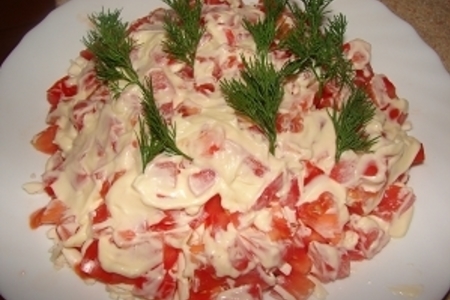 Фото к рецепту: Салатик с помидором и сельдью