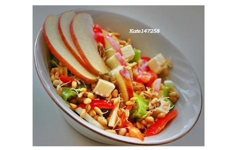 Фото к рецепту: Салат из сладкого перца, пророщенной пшеницы с яблоками и кедровыми орешками