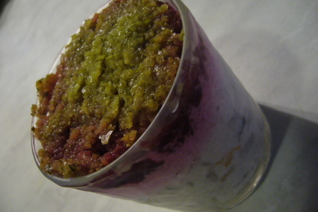 Фото к рецепту: Селедка в сметанно-фруктовой заливке под овощным покрывалом