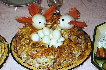Фото к рецепту: Гнездо с птицами и яйцами