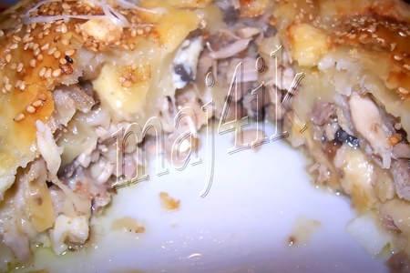 Фото к рецепту: Рулет с курицей, сыром и грибами