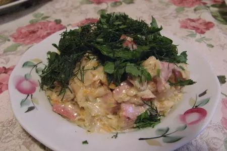Тушеная, квашенная капуста с сосисками под чесночным соусом