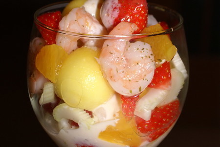Фото к рецепту: Салат-коктейль с креветками, фруктами и сельдереем (вариант)