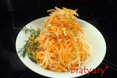Фото к рецепту: Салат из тёртой моркови с капустой кольраби