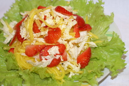 Фото к рецепту: Лёгкий салат с клубникой, манго и китайской капустой