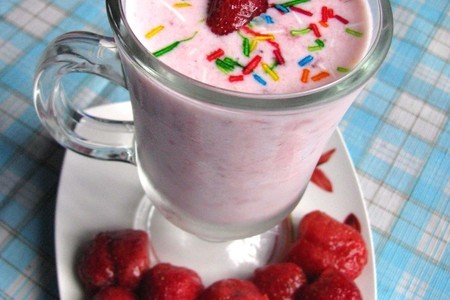 Фото к рецепту: Молочный коктейль "ягодка моя"