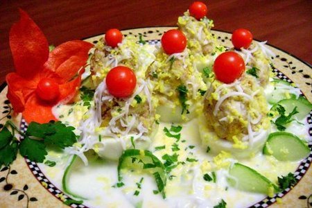 Фото к рецепту: Яйца  фаршированные под соусом "баскез"