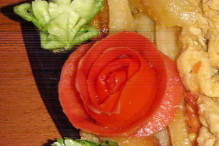 Украшение из помидора "роза"
