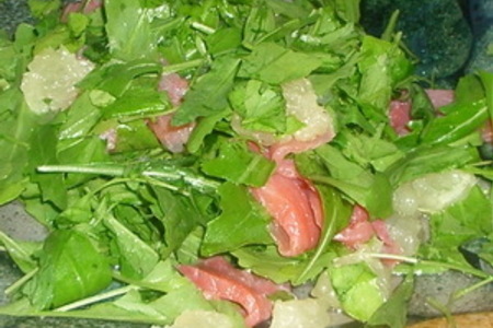 Фото к рецепту: Салат из рукколы с красной рыбой