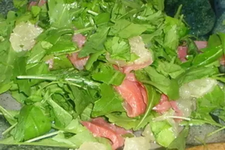 Салат из рукколы с красной рыбой