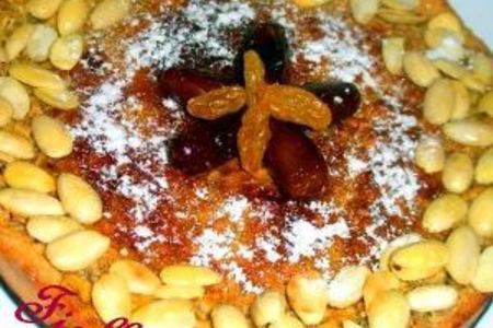 Фото к рецепту: Пирог с грецкими орехами и сгушенным молоком