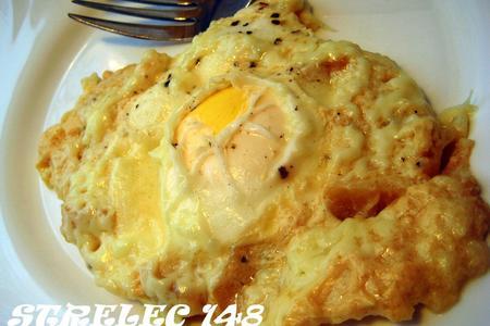 Яйца в топлёном молоке с белым хлебом и моцареллой.