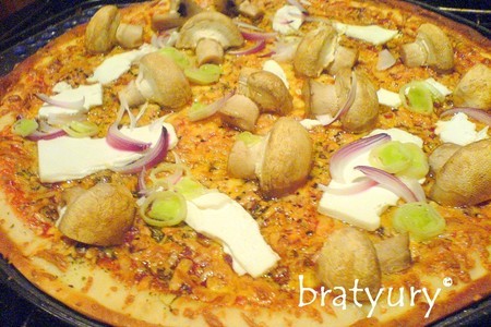 Pizza vegetariana con funghi e fetta - пицца вегетарианская с грибами и брынзой