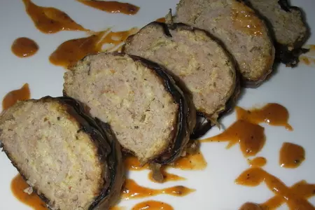 Кабачково-мясной рулет с баклажанами