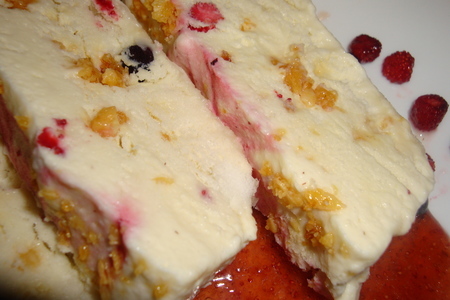 Фото к рецепту: Мороженое- пломбир с грильяжем и ягодами