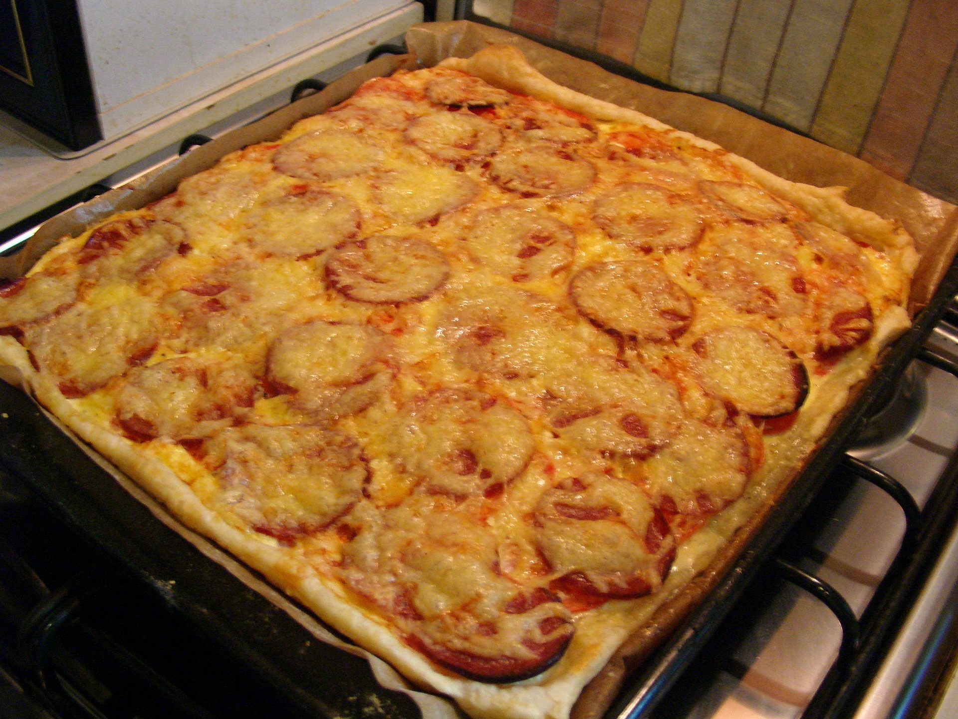 Рецепт творожной пиццы. Пицца из творожного теста. Творожная пицца с грибами. Пицца из творога. Пицца из творога рецепт с фото.