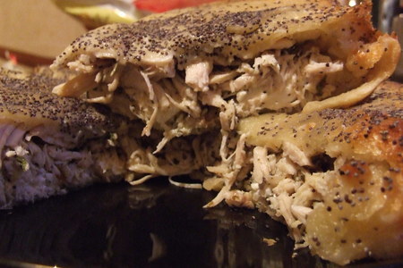 Закусочный пирог из слоеного теста с курицей, брынзой и сушеной мятой