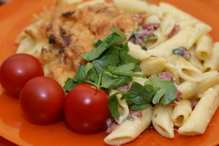 Фото к рецепту: Запеченная паста с соусом "4 сыра и салями"