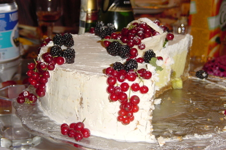 Фото к рецепту: Торт творожно-сливочный с фруктами