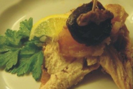 Фото к рецепту: Запечённая курица с черносливом, апельсином и грецкими орехами