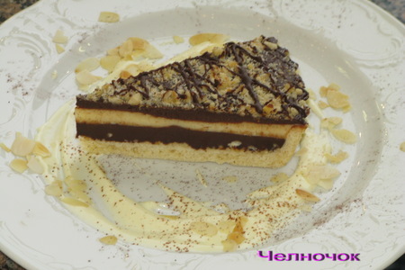 Фото к рецепту: Ореховый флан с шоколадом и нежной ванильной прослойкой.