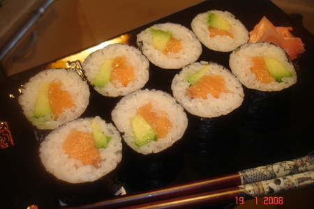 Суши-маки с лососем и авокадо
