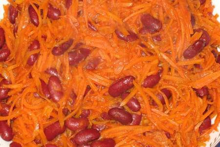 Фото к рецепту: Салат из моркови с красной фасолью
