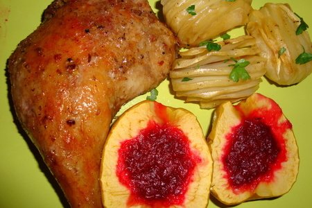 Фото к рецепту: Запеченая утка(окорочка) с клюквенными яблоками