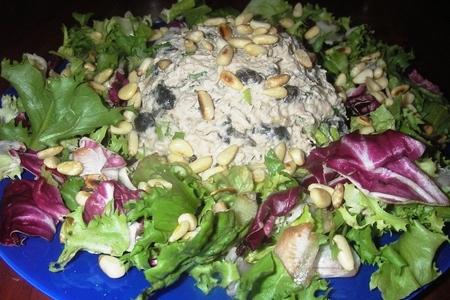 Фото к рецепту: Куриный салат с опятами и заправкой из козьего сыра