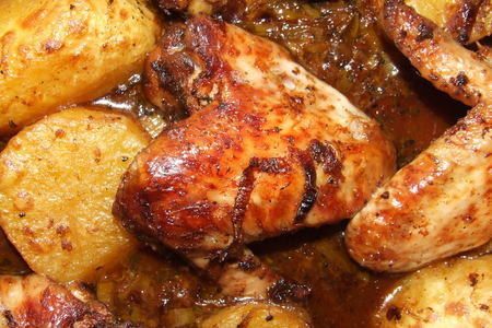 Куриные крылья  в остром маринаде приготовленные с картошкой