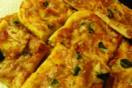 Пицца с грудинкой  и оливками (вариант)