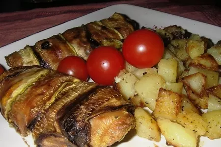 Тилапия запеченная с кабачками и соусом из айвы