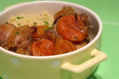 Курица с курагой и яблоками