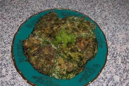 Кюкю из зелени с рыбой