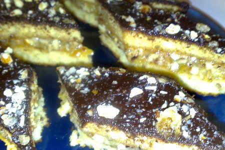 Пироженое в шоколадной глазури с орехами и изюмом