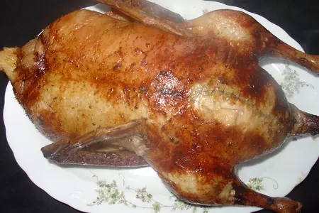 Утка пряная, начиненная яблоками.