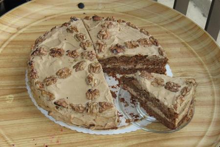 Фото к рецепту: Кофейный торт с грецкими орехами
